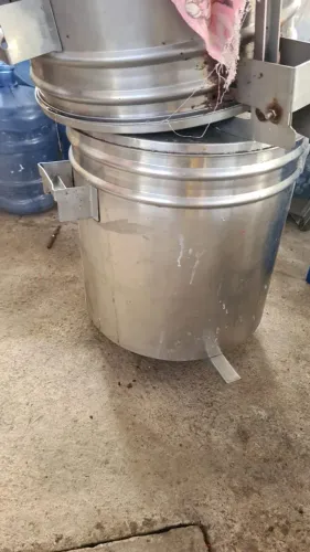 Ralo e lixeiras de INOX para cozinha industrial de bares ou restaurantes.