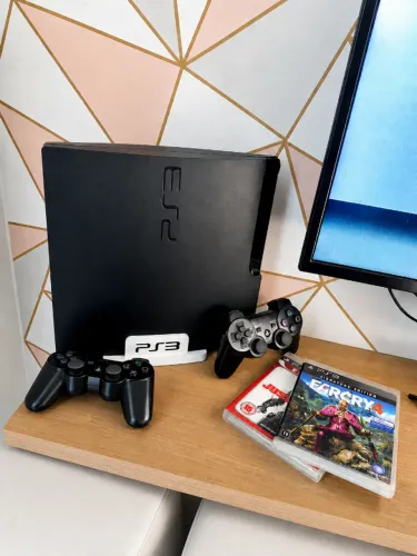 PlayStation 3 Slim 500gb com 2 controles e 2 jogos