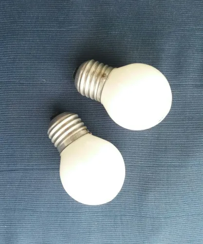Lâmpadas bolinhas incandescentes.