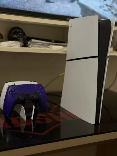 PS5 Slim Digital 825 + 2 Controles DualSense + Carregador