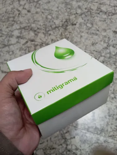 Caixa misteriosa com inúmeras bijuterias.