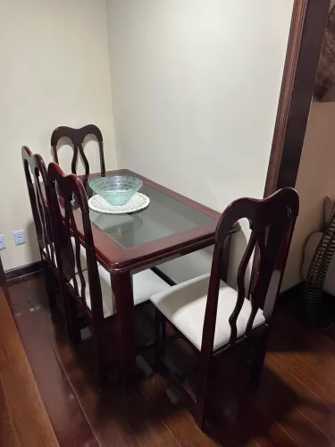 Mesa em madeira de lei mogno 