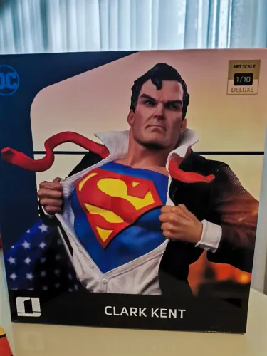 Estátua Clark Kent Deluxe Art Scale 1/10 Iron Studios