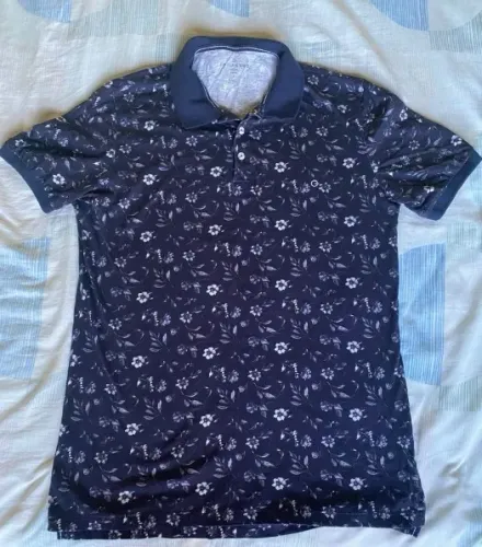 Camisa usada somente uma vez , pois ficou pequena . sem detalhe algum .Original Guilherme
