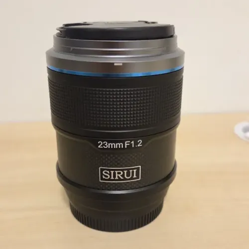 Lente Grande Angular Sirui Sniper 23mm F/1.2 STM para Sony E-Mount - Peça de Mostruário