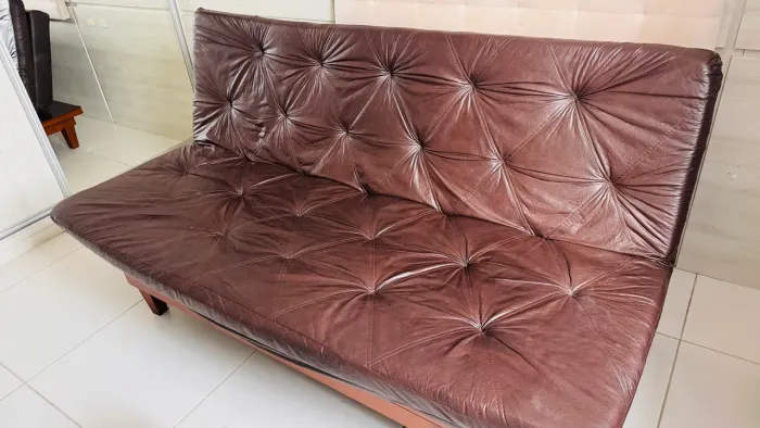 Sofá-Cama Casal em Madeira Maciça e Courino Marrom - Muito Conservado