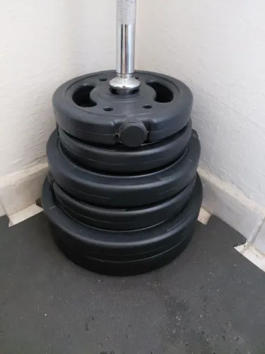 Anilhas + barra de musculação + 10 peças de tatame