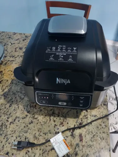 Ninja Foodi Grill é um grelhador interno e fritadeira a ar 5-em-1 (ou 6-em-