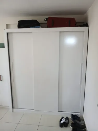 Guarda-roupa branco