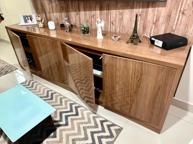 Rack em MDF laqueado excelente.