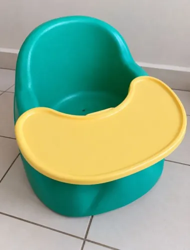 Cadeirinha infantil com bandeja 