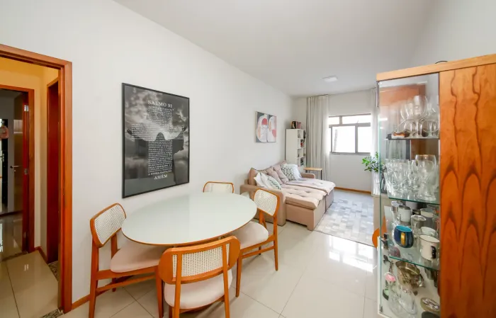 Apartamento com cômodos amplos e localização prática para venda