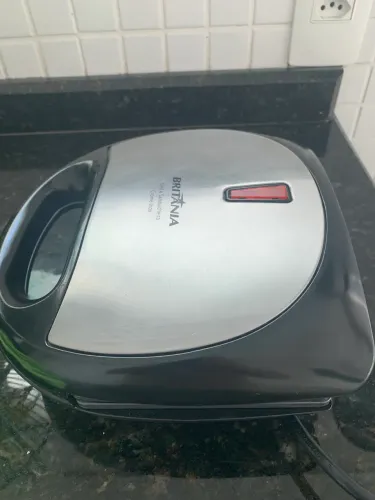 Sanduicheira torradeira Grill Antiaderente Preta e Inox 220V BRITÂNIA
