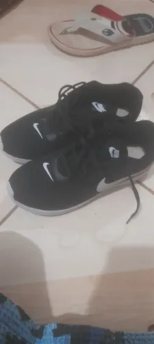 Tênis Nike zoom tamanho 35-36 unissex na cor preto com branco semi novo usado 2vezes