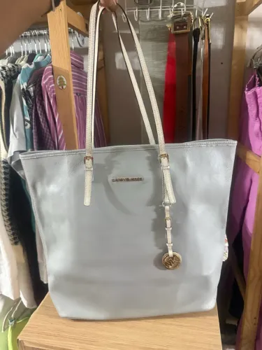 Bolsa Michael kors cinza com branco linda de ombro