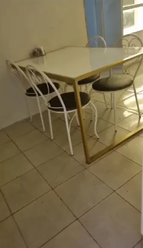 conjunto mesa com base de metalon dourada e tampo de vidro laqueado + 4 cadeiras