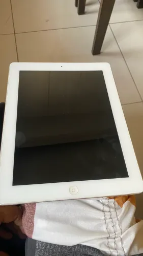 Este é um Apple iPad de 4ª Geração (Modelo A1460), com estrutura de alumínio prateado.