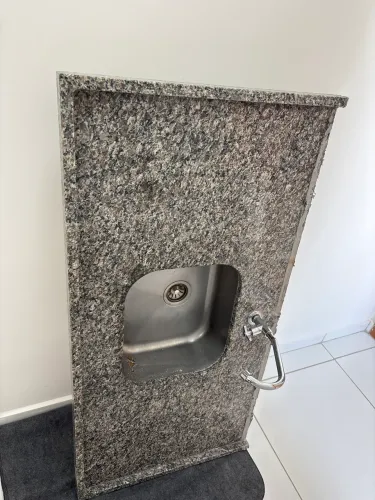 PIA DE GRANITO COM TORNEIRA E CUBA