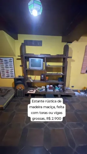 Estante rústica artesanal de madeira maciça com vigas grossas