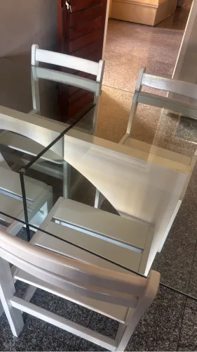 Mesa retangular branca c 4 cadeiras