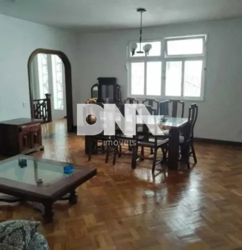 Urca, casa de rua triplex, 4 vagas corpo da casa, 550m², próximo Escola Eleva da Urca