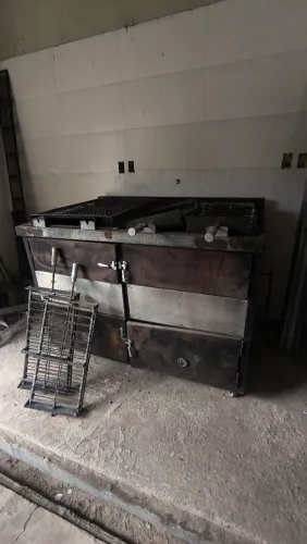 Churrasqueira, e forno industrial com motor de grelha giratória e rodinha para transpo