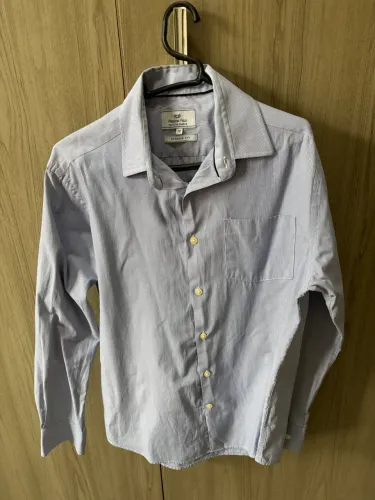 Uma camisa manga longa