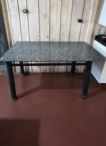 MESA COM TAMPO DE GRANITO (SEM CADEIRAS) - USADA