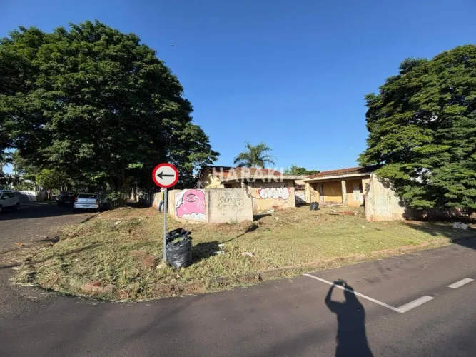 Terreno comercial á venda na Avenida Carlos Correa Borges, Maringá - PR