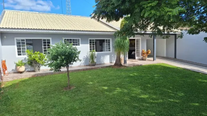 Casa térrea com amplo terreno e área gourmet no Bairro Universitário - Cascavel/PR