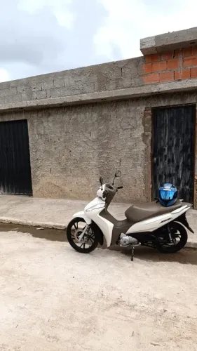 Vendo biz ano 2023 moto extra sem detalhes  completa a mais top da categoria .