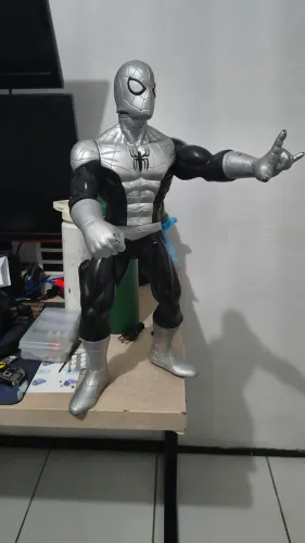 Boneco homem aranha gigante