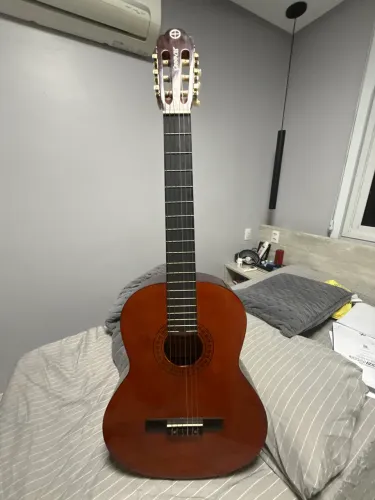 violão nylon groovin GAN650 (está com um afinador faltando e precisa trocar as cordas)