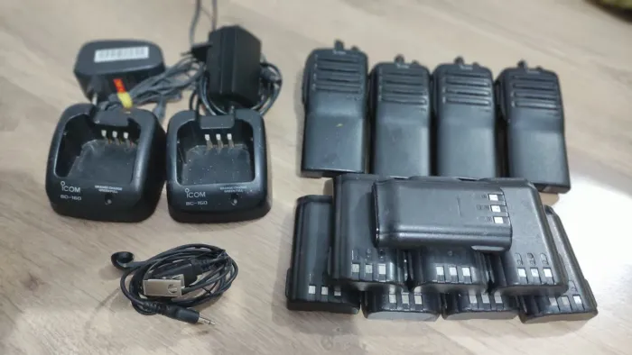 Kit com 4 rádios Icom IC-F24.