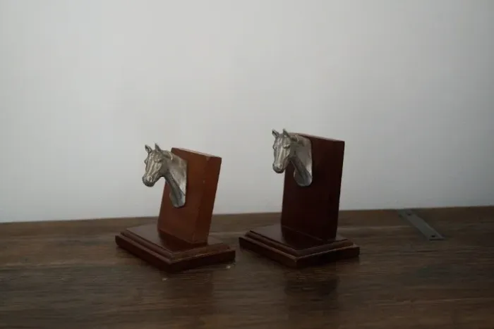 Par de esculturas Equestres em Metal e Madeira