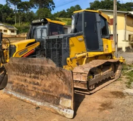 NOVA ROMA DO SUL/RS - Trator de esteira John Deere, modelo 700J, ano 2014, equipado com lâ