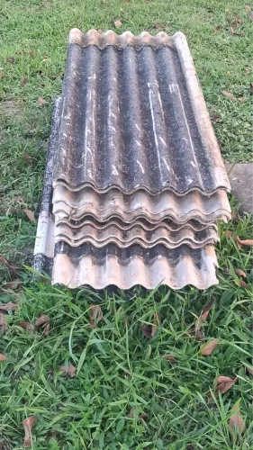 Pedaços de telhas 