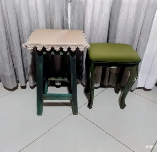 Banquetas em madeira, ótimo estado