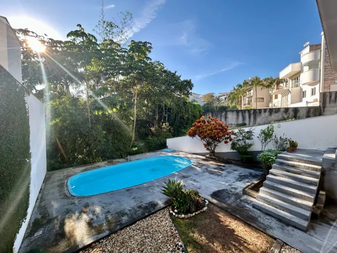Casa à venda na Pedra Branca Palhoça/SC, 3 quartos, 2 Suítes, Piscina.