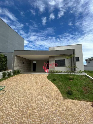Casa Térrea à Venda de 03 Suítes no Bairro Jardim Valência em Ribeirão Preto com Piscina.