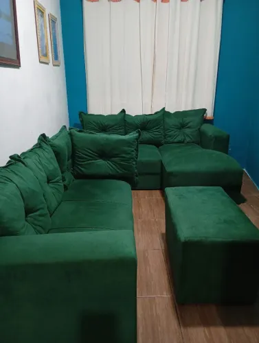 Sofá de cantonovinhooo e ainda vai com o puff. Ideal para sala um pouco grande que a minha