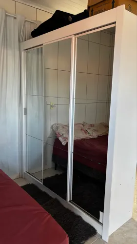 Guarda roupa com porta de correr e espelho 