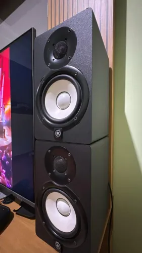 Monitores YAMAHA HS5