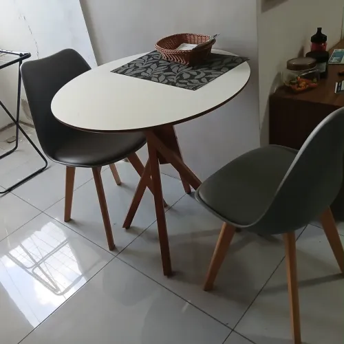 Mesa Redonda com Duas Cadeiras R$ 400,00