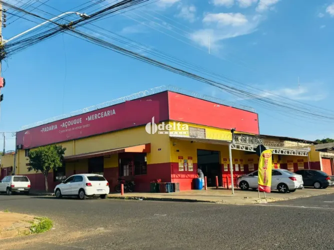 Galpão disponível para venda no bairro Pacaembu em Uberlândia-MG.