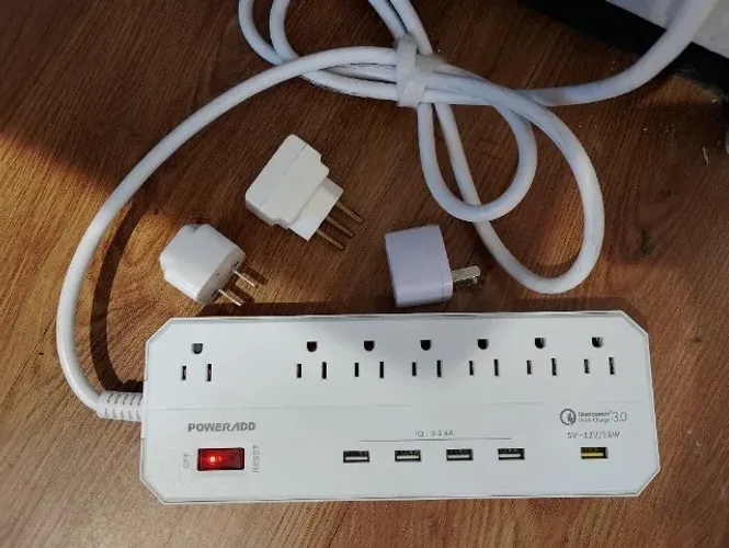 Conversor de Tensão universal 220v Para 110v com entradas para USB e tomadas