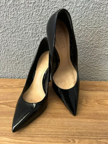 scarpin schutz bico fino verniz preto .tam 35 - salto 9 cm