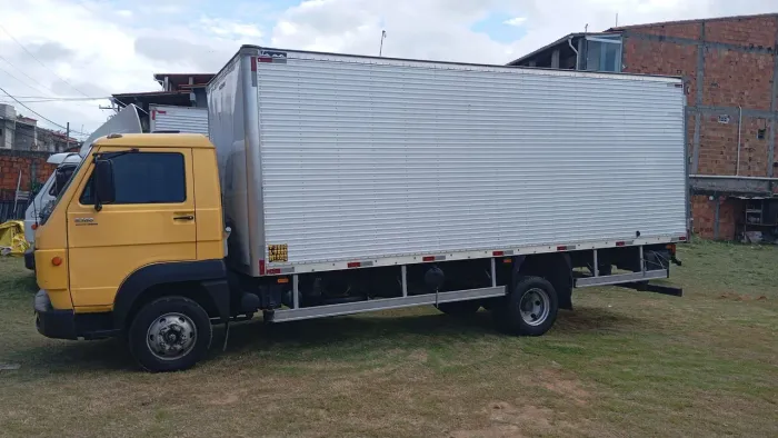 Caminhão VW delivery 8.160 Baú Facchini.