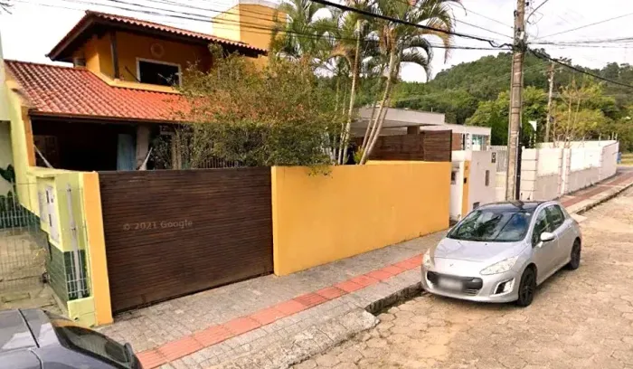 Casa 2 pavimentos  e edícula - Área total construída 175,00 m²