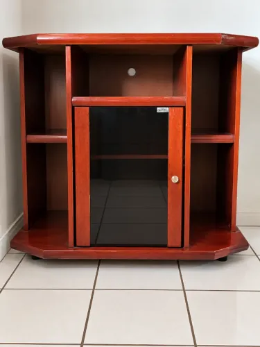 Rack para TV com Porta de Vidro Fumê e Prateleiras